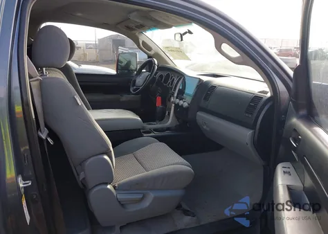 2008 Toyota Tundra Base 5.7L V8 z USA, uszkodzony, nr VIN 5TFJV52128X002523